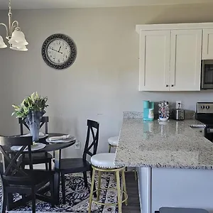 Apartment Spacious 3-bedroom Modern Near Clt Motor Speedway, Concord